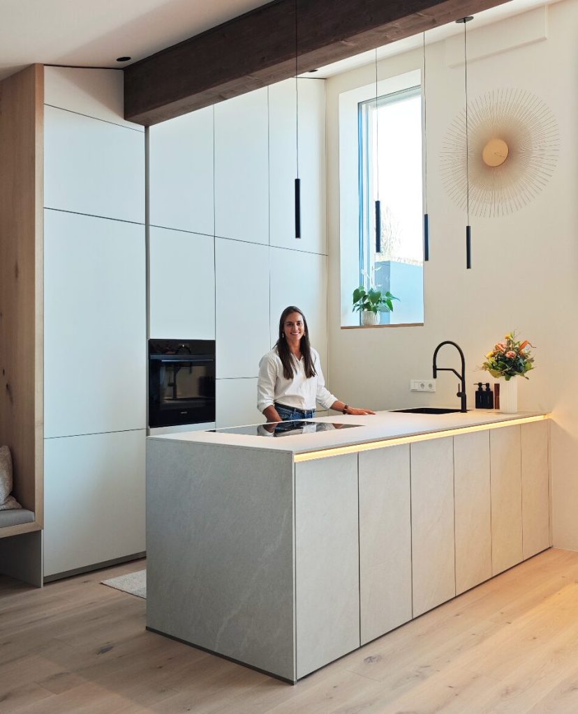 Flächenbündig integriertes Spülbecken und hochwertige Geräte von BORA und Siemens